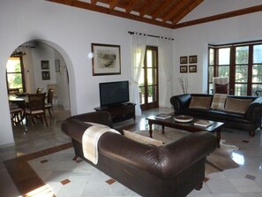 Villa | Living area - Beautiful Spacious 4-bed Villa Close to Marbella (Marbella)