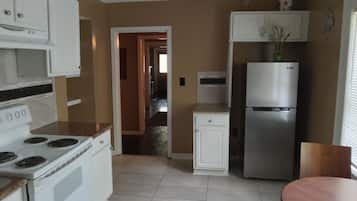 Microwave, stovetop, cookware/dishes/utensils