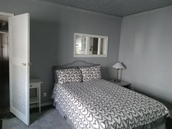 1 bedroom, desk, WiFi, bed sheets