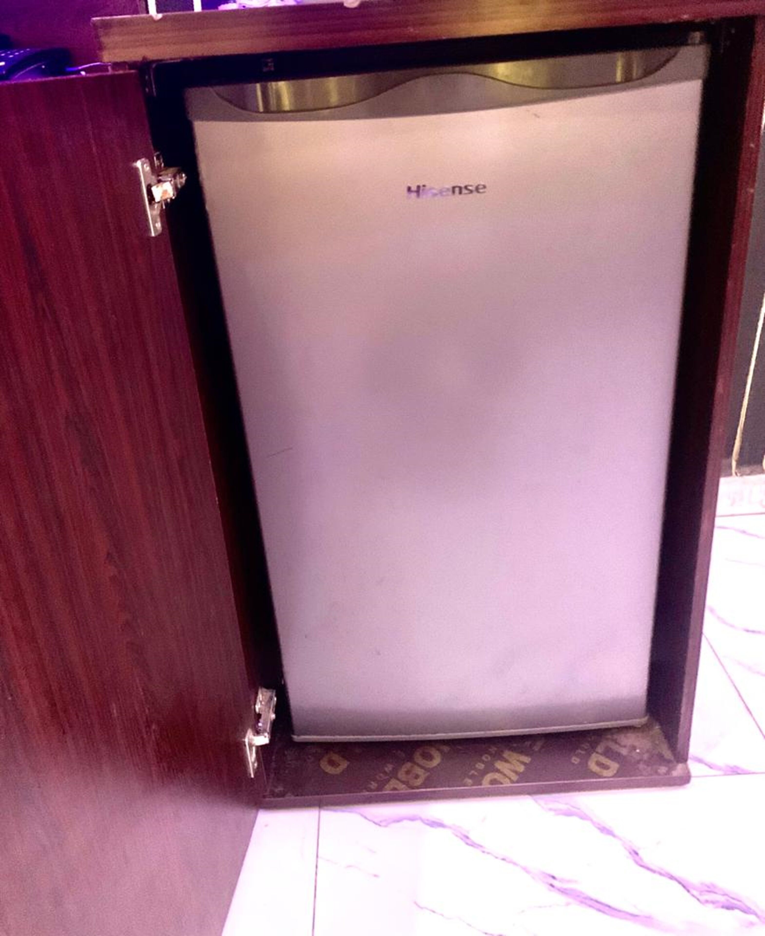Un meuble fermé, avec un intérieur métallique et le nom de la marque « Hicense » visible sur la porte.
