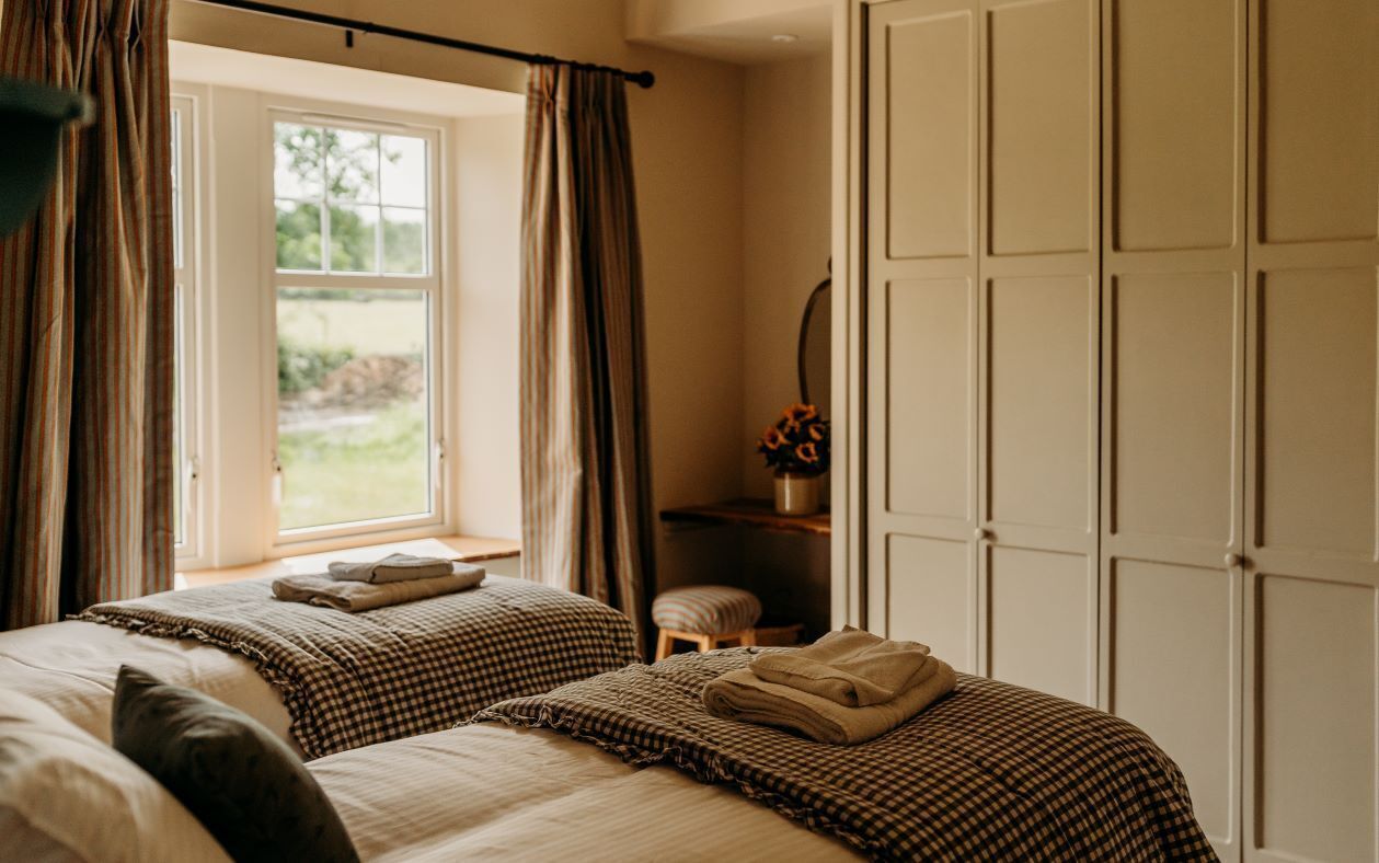 2 makuuhuonetta, silitysrauta/-lauta, vuodevaatteet