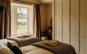 2 makuuhuonetta, silitysrauta/-lauta, vuodevaatteet