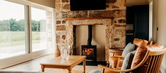 Luxury 2 Bedroom Countryside Cottage Close to the Beach.