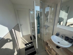 Shower, hair dryer, towels, soap - Apartment Foorden "Wohnglück 1" (Hesel)
