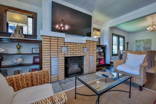 Heisman House - Book for football season!  Walk to Stadium!