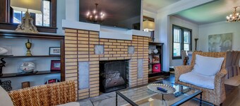 Heisman House - Book for football season!  Walk to Stadium!