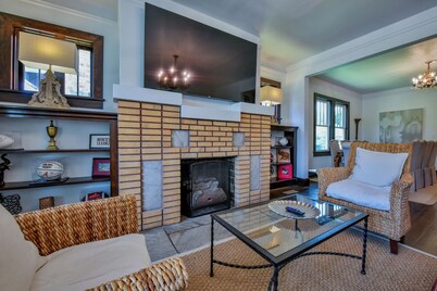 Heisman House - Book for football season!  Walk to Stadium!