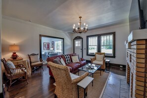 Smart TV, books - Heisman House - Book for football season!  Walk to Stadium! (Tuscaloosa)