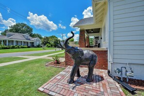 Property grounds - Heisman House - Book for football season!  Walk to Stadium! (Tuscaloosa)