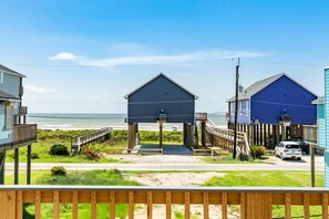 Property grounds - Freeport Beach House: 4BR with Deck & Sea Views (Freeport)