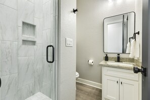Shower, hair dryer, towels, shampoo - Freeport Beach House: 4BR with Deck & Sea Views (Freeport)