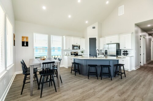 Coastal Escape: Stunning 4BR Home with Beach & Birdwatching