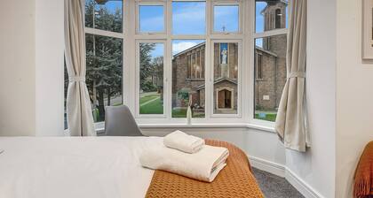 Spacious 4-bedroom 4-bathroom house - free parking & great 24-7 transport links
