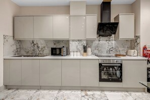 Jääkaappi, mikroaaltouuni, uuni, liesi