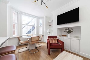 Dining - Chic Chelsea Retreat in a Victorian Building (London)