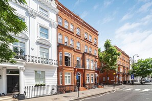 Basic Apartment | Point of interest - Chic Chelsea Retreat in a Victorian Building (London)