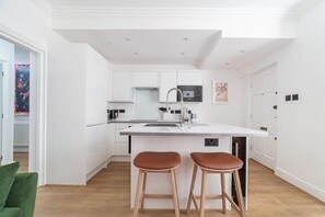 Basic Apartment | Private kitchen - Chic Chelsea Retreat in a Victorian Building (London)