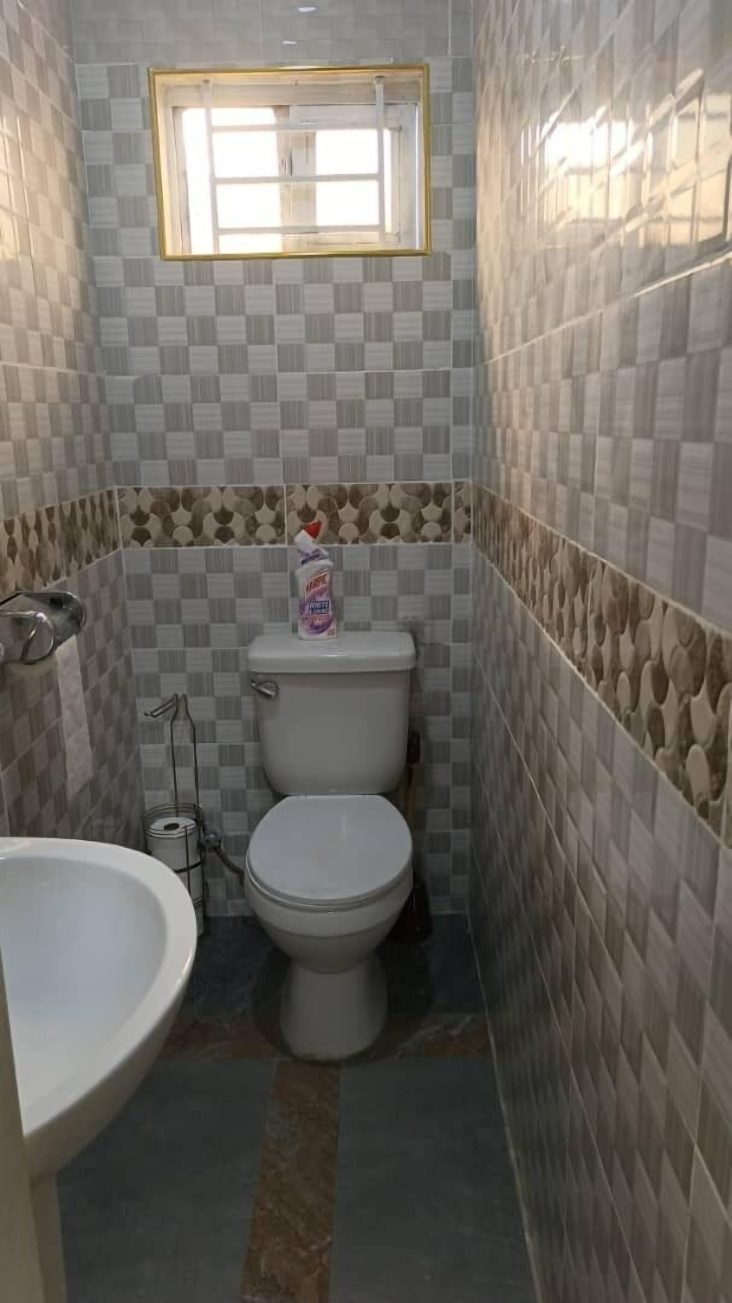 Ein Badezimmer mit Toilette, Bidet und Waschbecken.