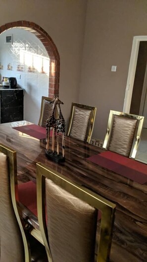 Appartement Deluxe, 3 chambres | Salle Ă manger