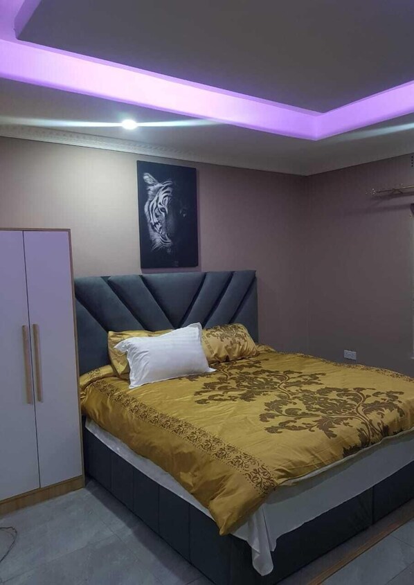 Deluxe Apartment, 3 Bedrooms | 3 bedrooms, desk, laptop workspace, iron/ironing board - Seven Palms Executive Lodge (Ndola)