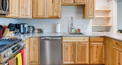 6 Mi to Dtwn: Bright & Airy Anchorage Getaway!