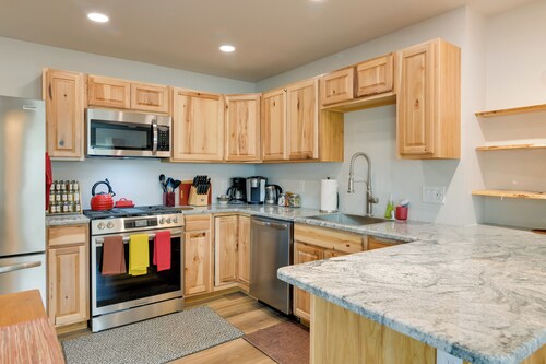 6 Mi to Dtwn: Bright & Airy Anchorage Getaway!