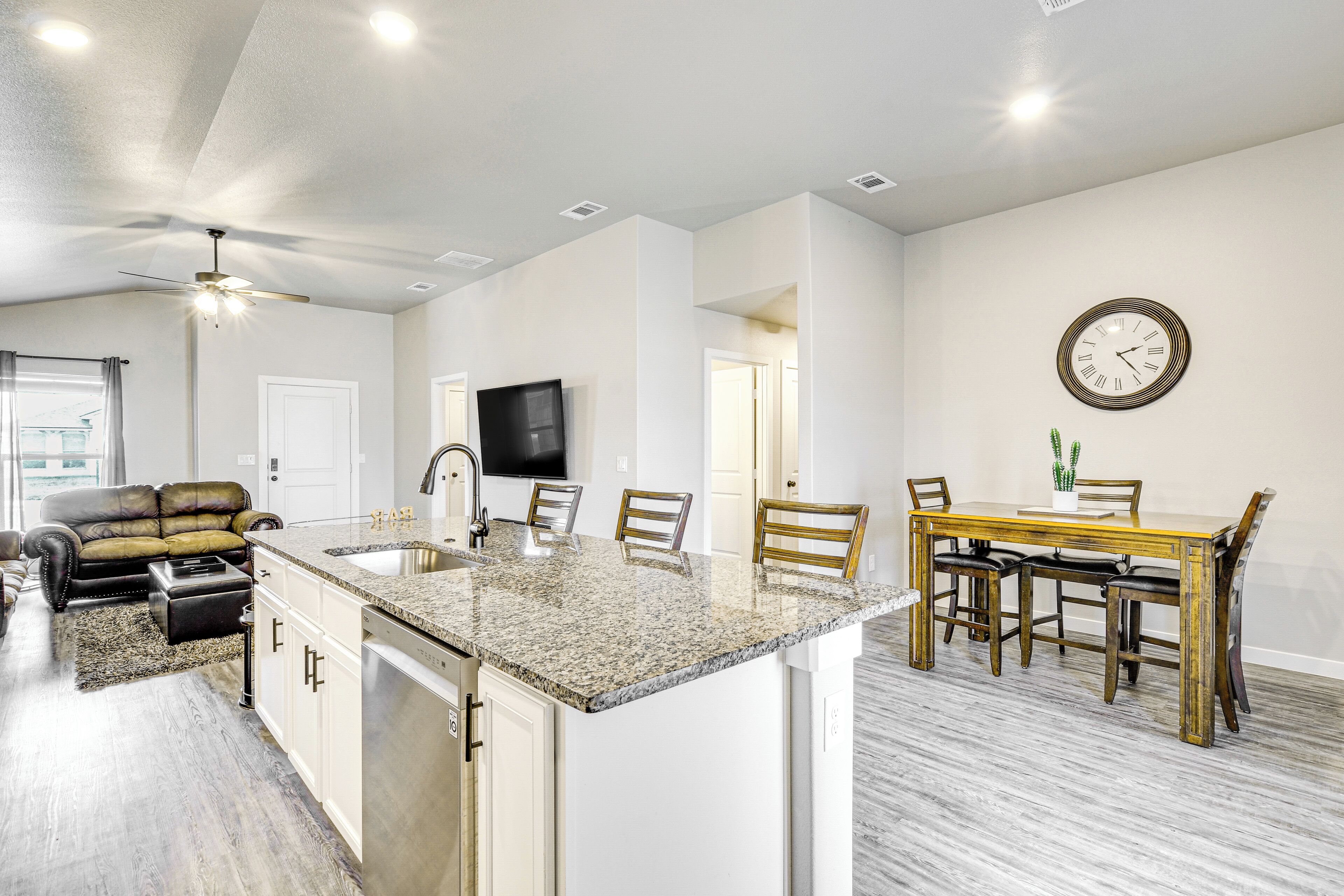 House (3 Bedrooms) | Interior