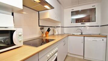 Lägenhet | Eget kök | Kylskåp, mikrovågsugn, ugn och spishäll