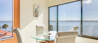 Bright Englewood Gem: Rooftop Patio, Walk to Beach