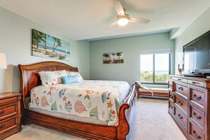 Interior - Bright Englewood Gem: Rooftop Patio, Walk to Beach (Englewood)