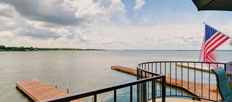 Lake Conroe Condo: Balcony, Views & Pool Access!