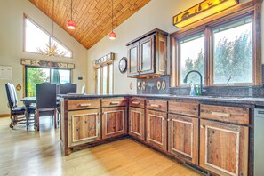 House (5 Bedrooms) | Interior