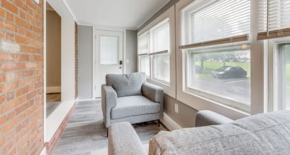 Easthampton Apartment Near Breweries & Rail Trail!