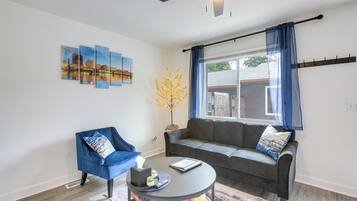 Apartment (2 Bedrooms) | Living area | Books