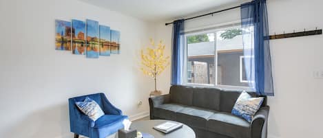 Apartment (2 Bedrooms) | Living area | Books