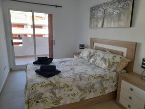 2 bedrooms, free WiFi, bed sheets - Inviting 2-bed Apartment in Playa Flamenca (Orihuela)