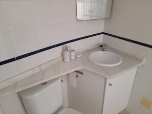 Apartment | Badezimmer | Duschwanne, Komfortbadewanne, Haartrockner, Handtücher