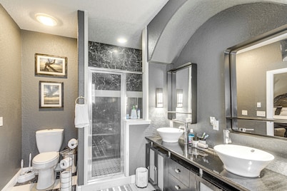 14 Mi to Jekyll Island: Luxe Brunswick Home