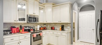 Luxe Brunswick Home ~ 14 Mi to Jekyll Island!