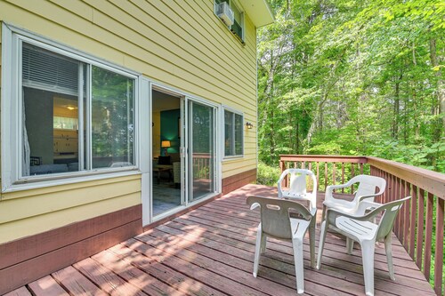 Lake George Townhome w/ Deck: 2 Mi to The Outlets!