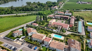 Un quartier résidentiel avec des maisons, une piscine et un lac en arrière-plan.