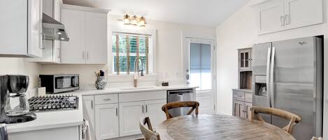 Geladeira, micro-ondas, fogão, cooktop