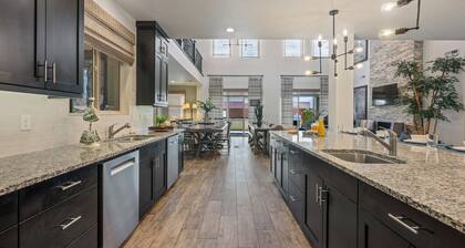 Grand Elite Retreat - 2 side by side units, sleeps 62