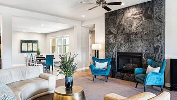 電視、壁爐、電子遊戲、DVD 播放機