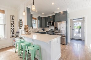 Fridge, microwave, oven, stovetop - *New* Seabrook's 18 Summers: Hot tub! (Pacific Beach)