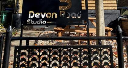 Entire 2 Bedroom Apartment in Upper Beaches