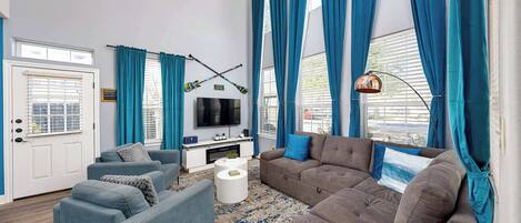 Een televisie en een open haard