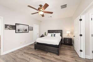 8 quartos, ferros/tábuas de passar roupa, Wi-Fi, roupa de cama