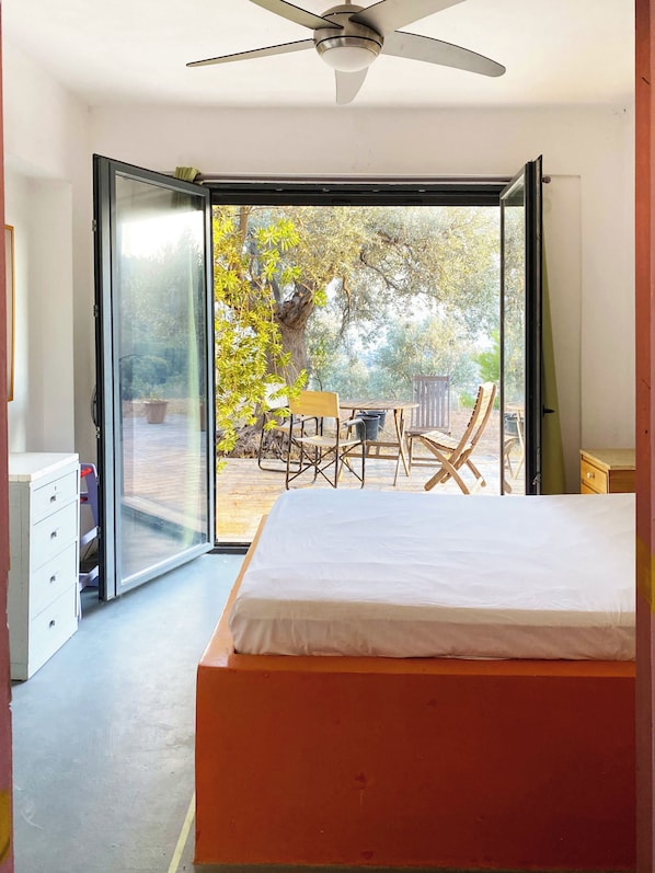 2 bedrooms, desk, iron/ironing board, WiFi
