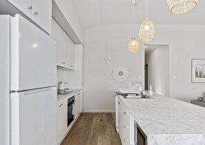 Fridge, microwave, oven, stovetop - Nest 6 Battunga Ave, Port Elliot - Wi-Fi (Port Elliot)